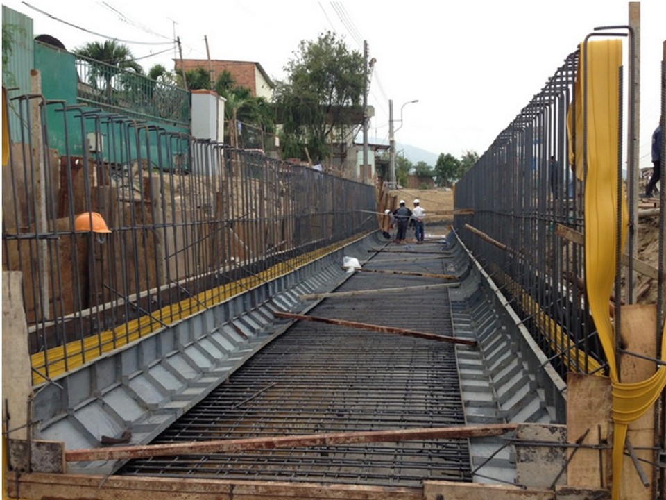 Thi cong cong hop duong Phong Chau 2.jpg